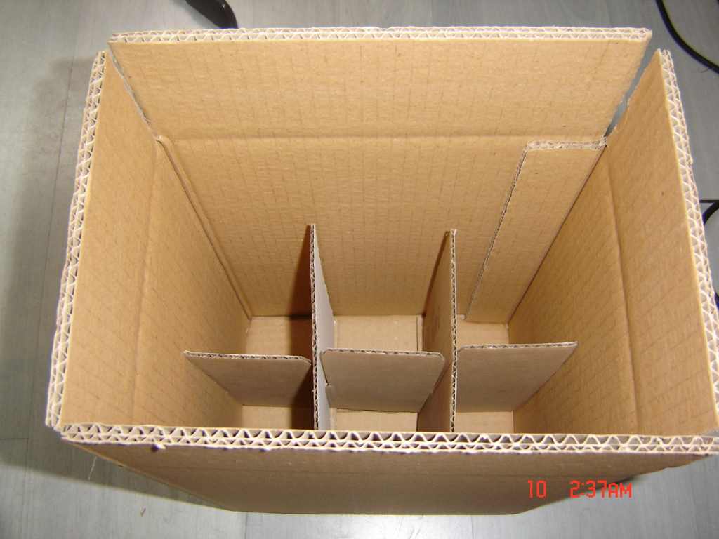 Pudełko kartonowe na 1 butelkę NALEWKI z uchwytem i oknem, 61/61/340 mm, 4-warstwowy prążkowany brąz, nr 431 4W